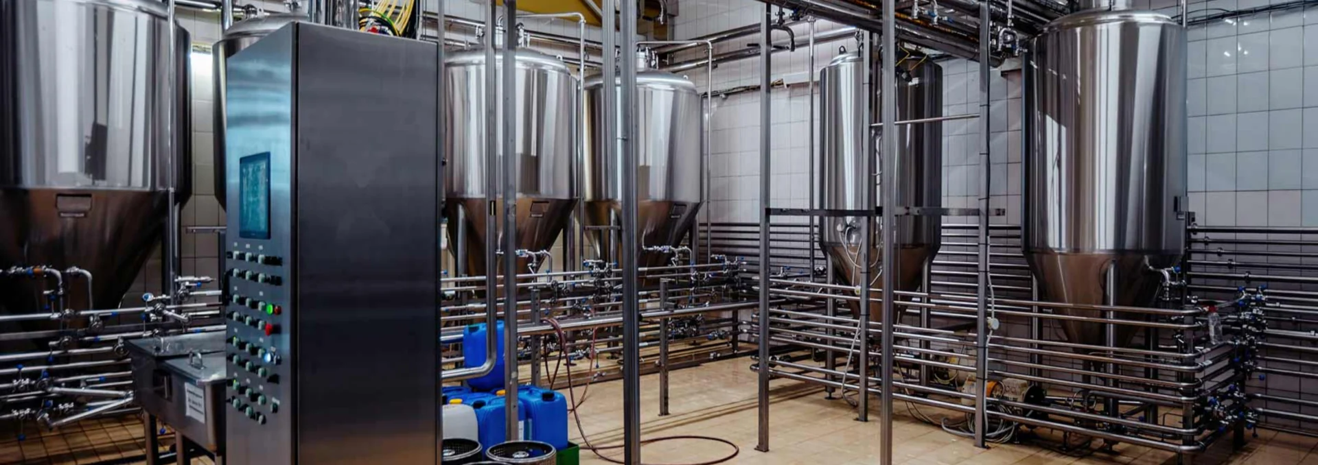 Sistema industrial de tubulações e tanques em aço inoxidável.