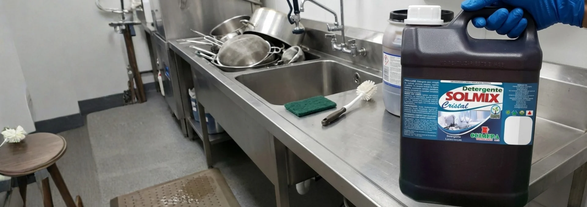 Produto Solmix Cristal em uma cozinha profissional.