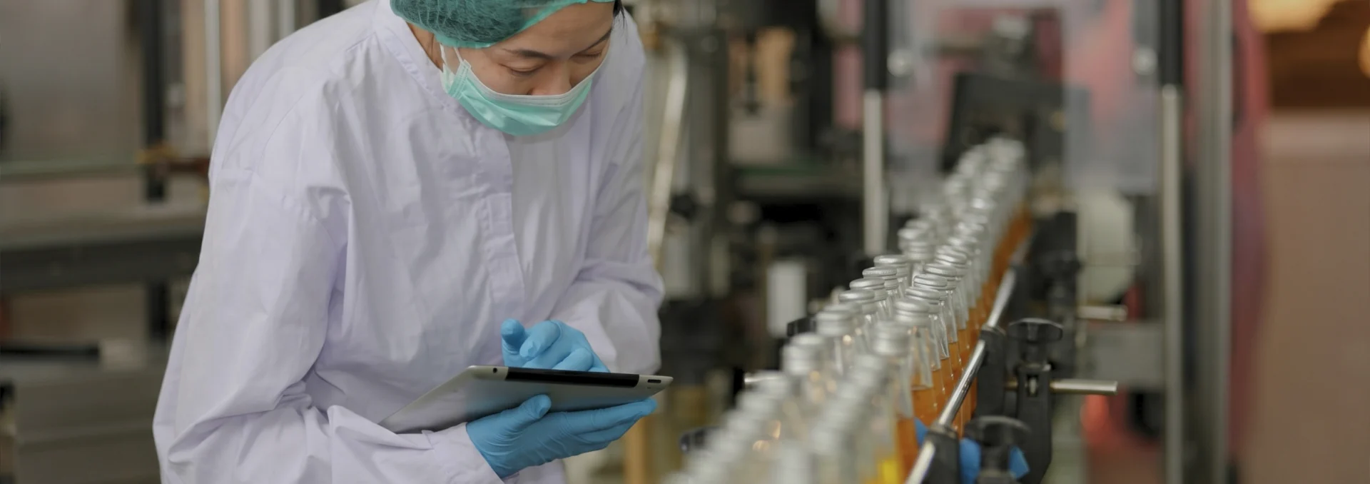 Profissional com equipamento de proteção em área de produção.