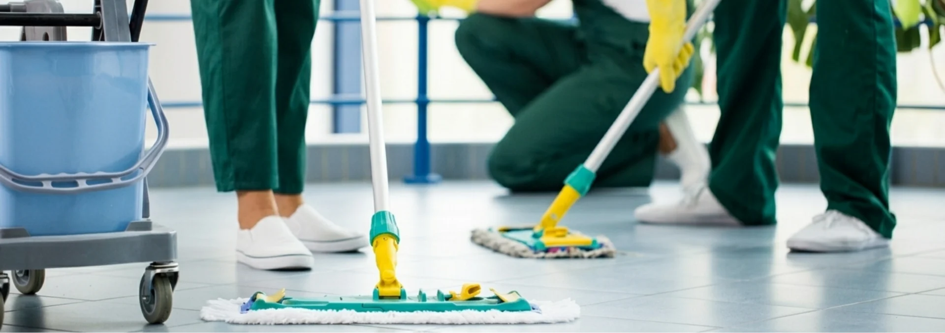 Equipe limpando piso de escola.