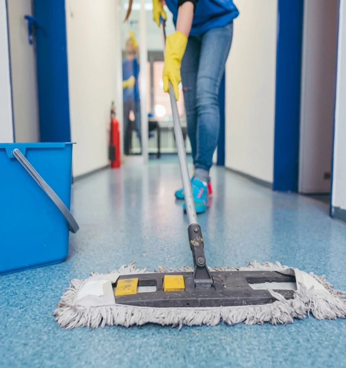 Mop em corredor de escritório.