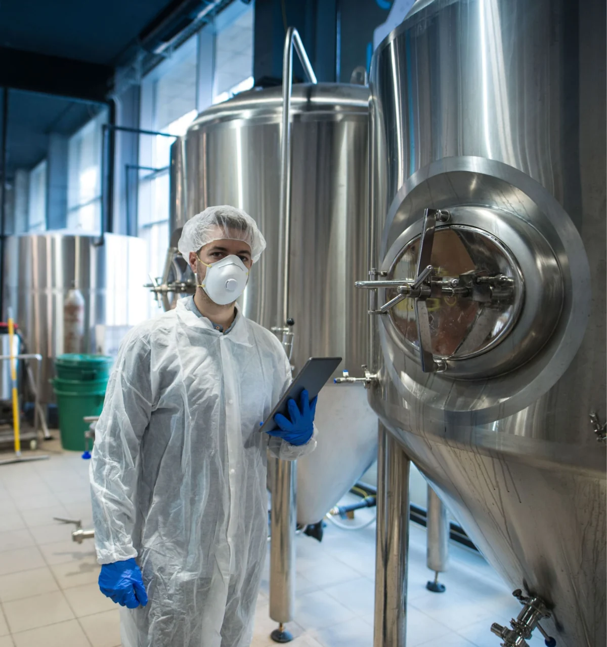 Profissional com equipamento de proteção em fábrica.